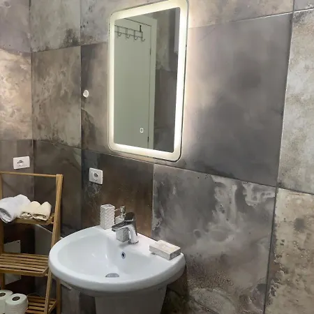 Modern Cozy W/in 10 Min Walk From Main Square 아파트 티라나